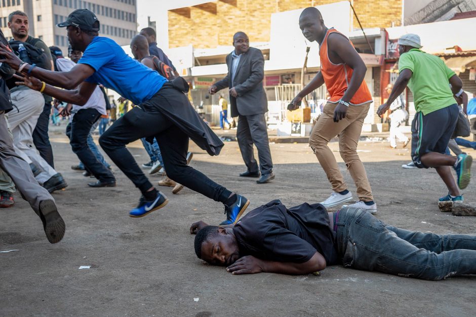Riaušės Zimbabvės sostinėje pareikalavo žmonių aukų