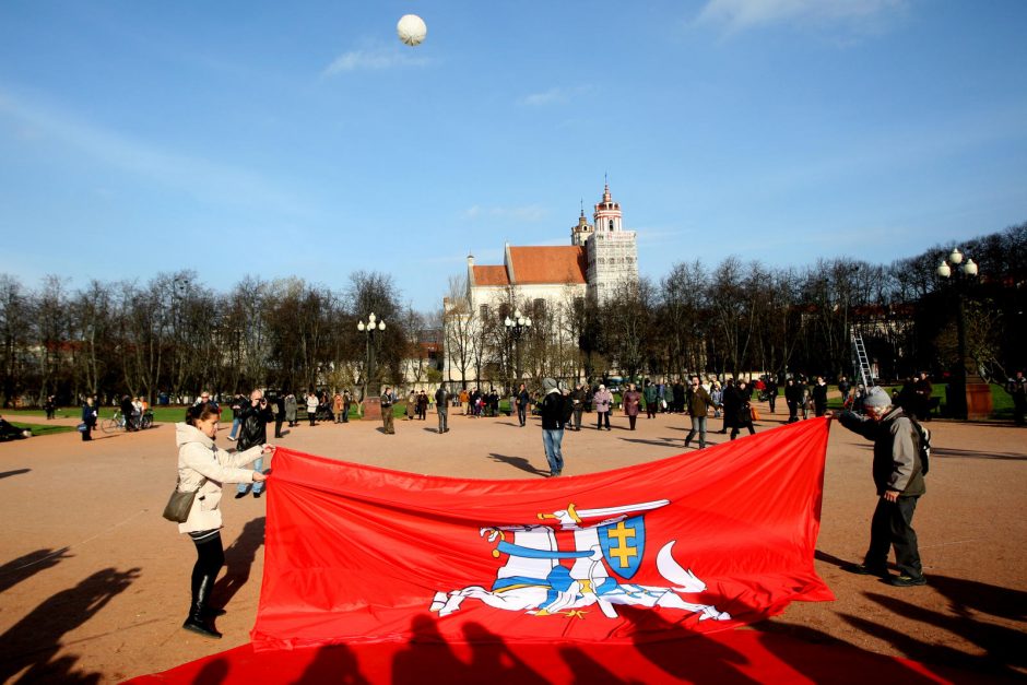 Lukiškių aikštėje pakilo didžiulė Vyčio vėliava