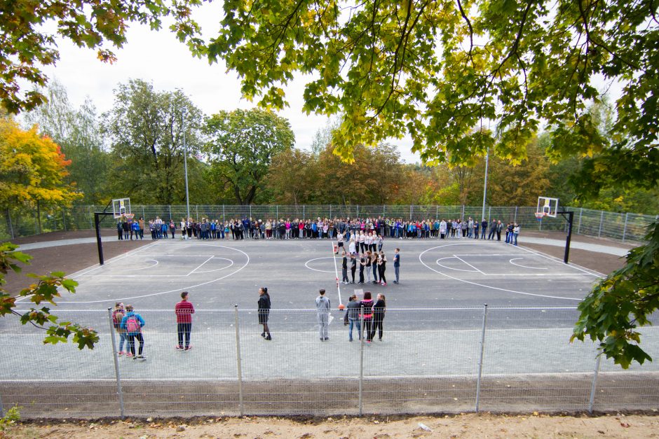 Vilniaus mokyklai „Lidl“ padovanojo naują krepšinio aikštelę