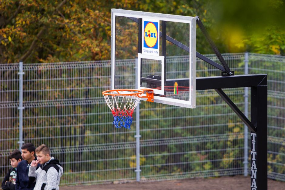 Vilniaus mokyklai „Lidl“ padovanojo naują krepšinio aikštelę