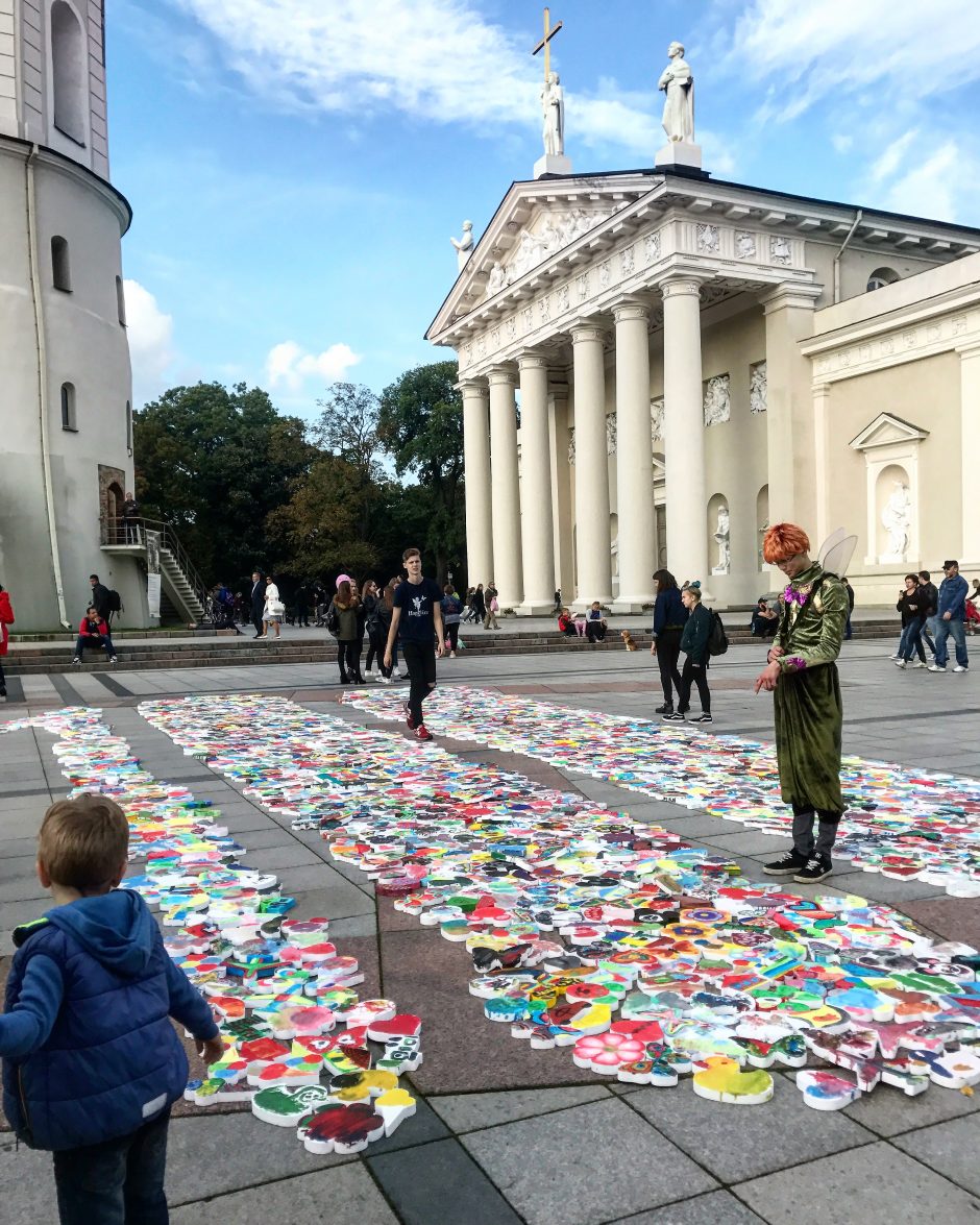 Katedros aikštę nuklojo rekordinis piešinys iš vaikų žaislų