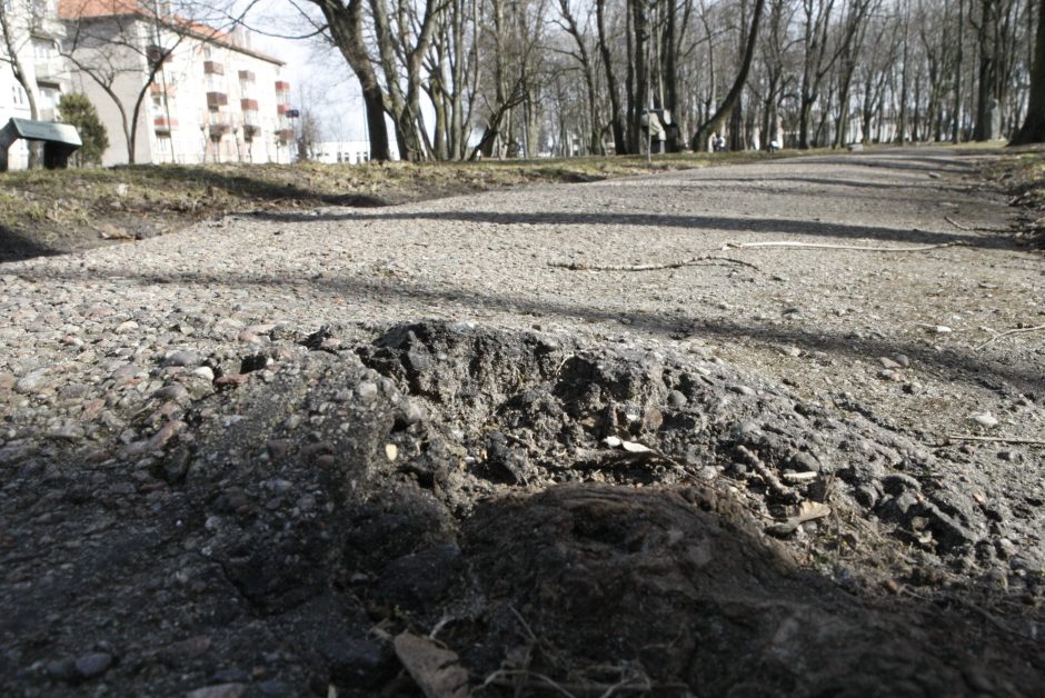 Uostamiesčio reprezentaciniame parke svečiai rizikuoja išsisukti kojas