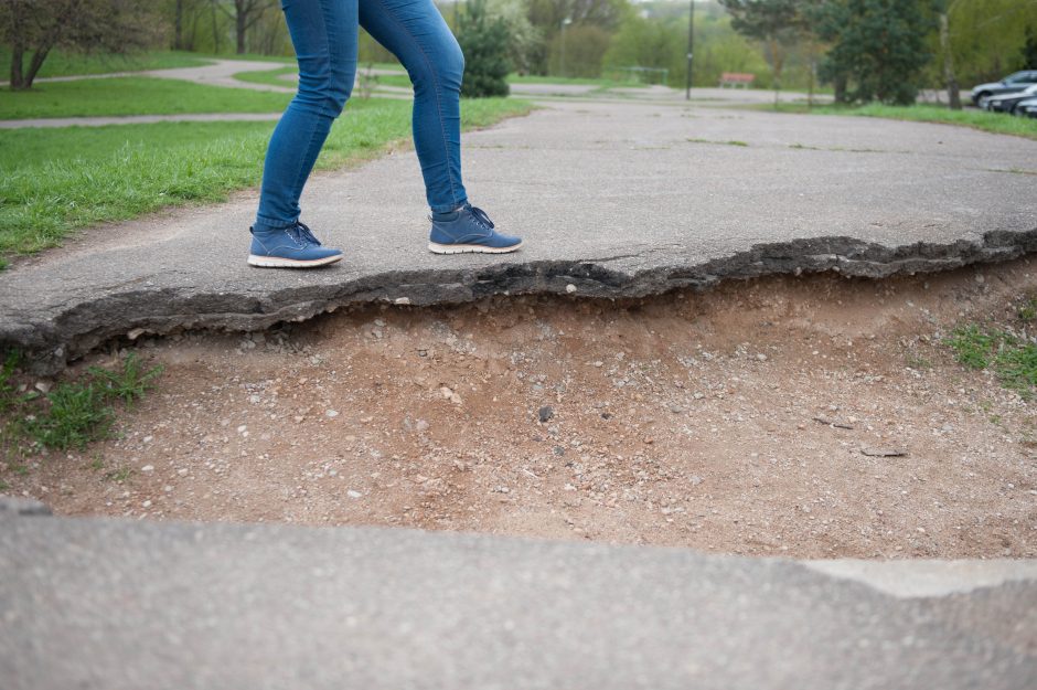 Šaukiasi pagalbos: betono luitai kelia pavojų