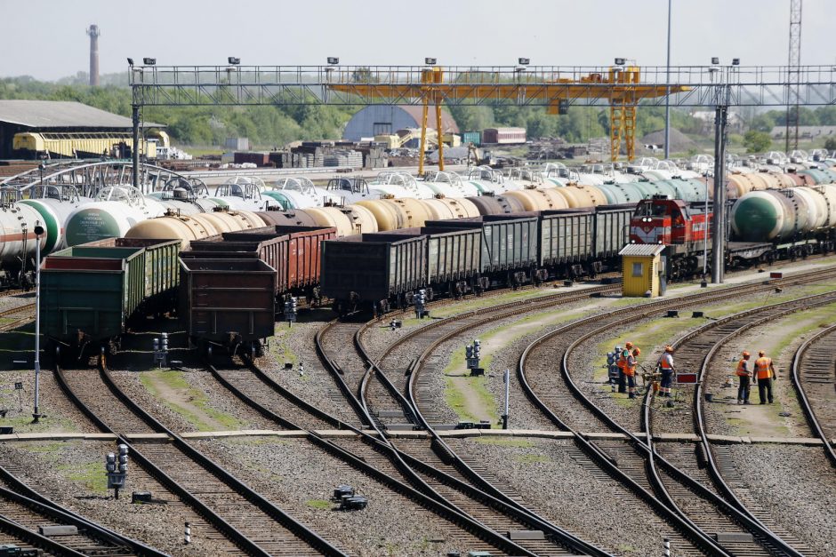 „Lietuvos geležinkeliai“ turi apmokėtų tranzitinių krovinių maždaug trim savaitėms