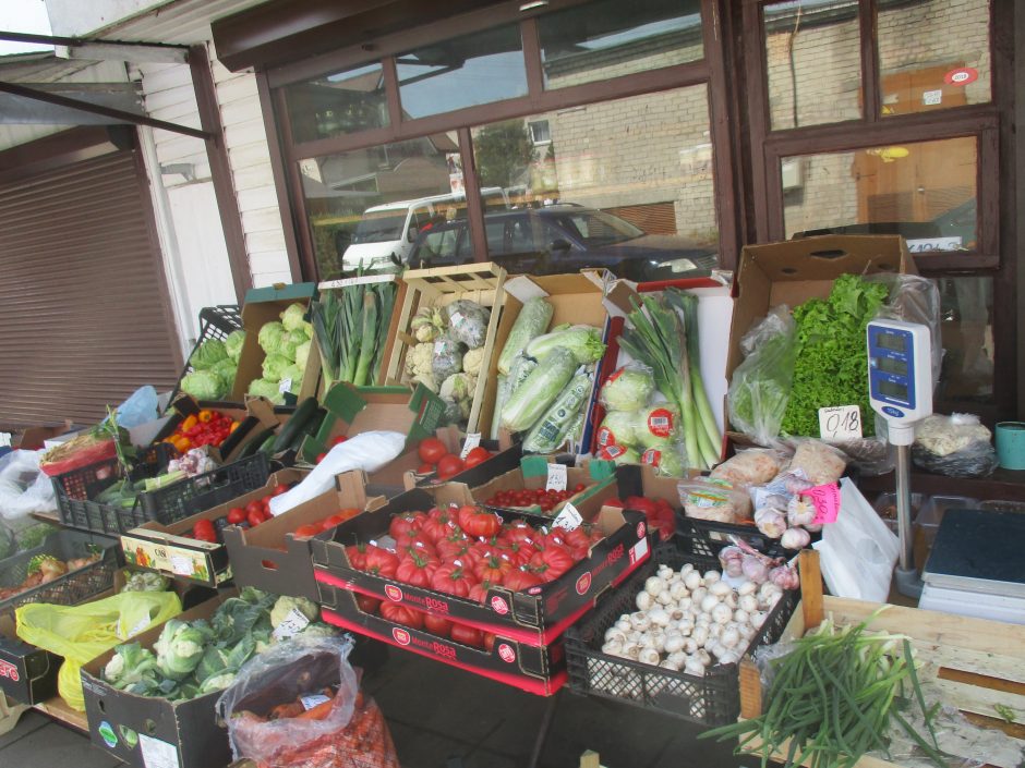 Turgaus prekeiviai neskuba mažinti uogų ir daržovių kainų