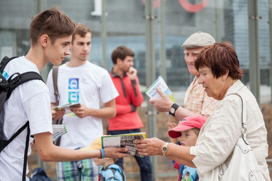 Apie viešojo transporto pasikeitimus Vilniaus stotelėse pasakos savanoriai