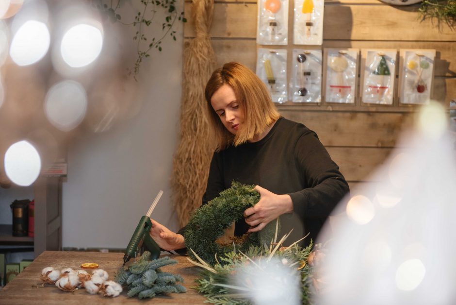 Žinomi žmonės namus puoš pačių sukurtais Kalėdų vainikais