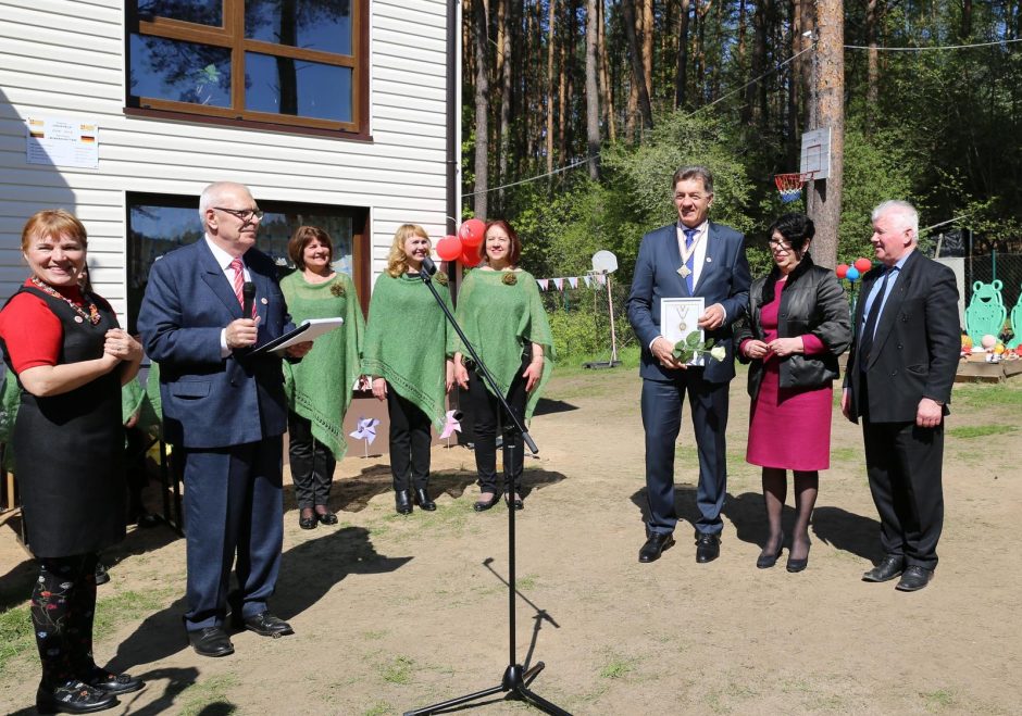 Laumėnų vaikams samariečiai padovanojo užuovėją