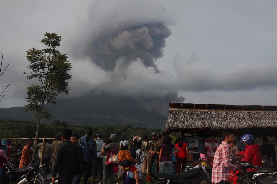 Indonezijoje ugnikalnis 30 kartų per dieną spjaudėsi pelenais, evakuojami žmonės