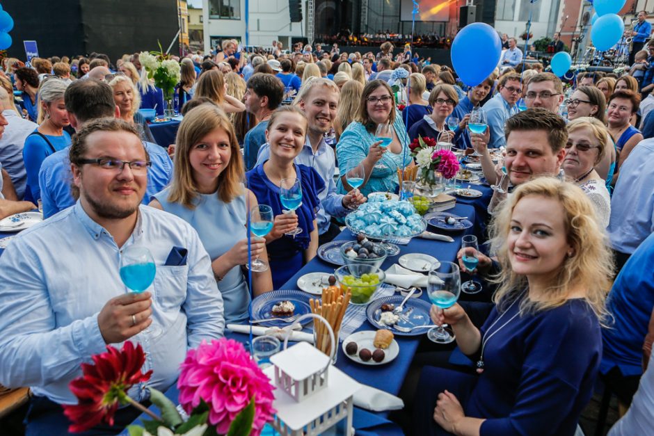 Bendrai vakarienei susirinko beveik tūkstantis mėlynai pasipuošusių miestiečių