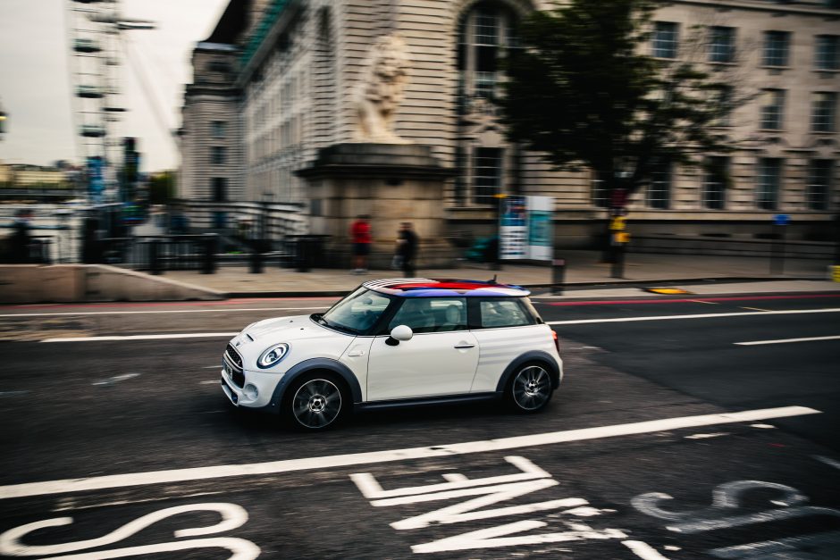 Karališkųjų vestuvių proga „Mini“ sukūrė unikalų automobilį