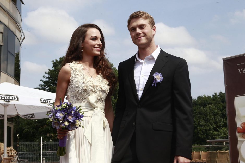 JAV ištekėjusi pop dainininkė E.Anusauskaitė vestuvių Lietuvoje neišsižadėjo