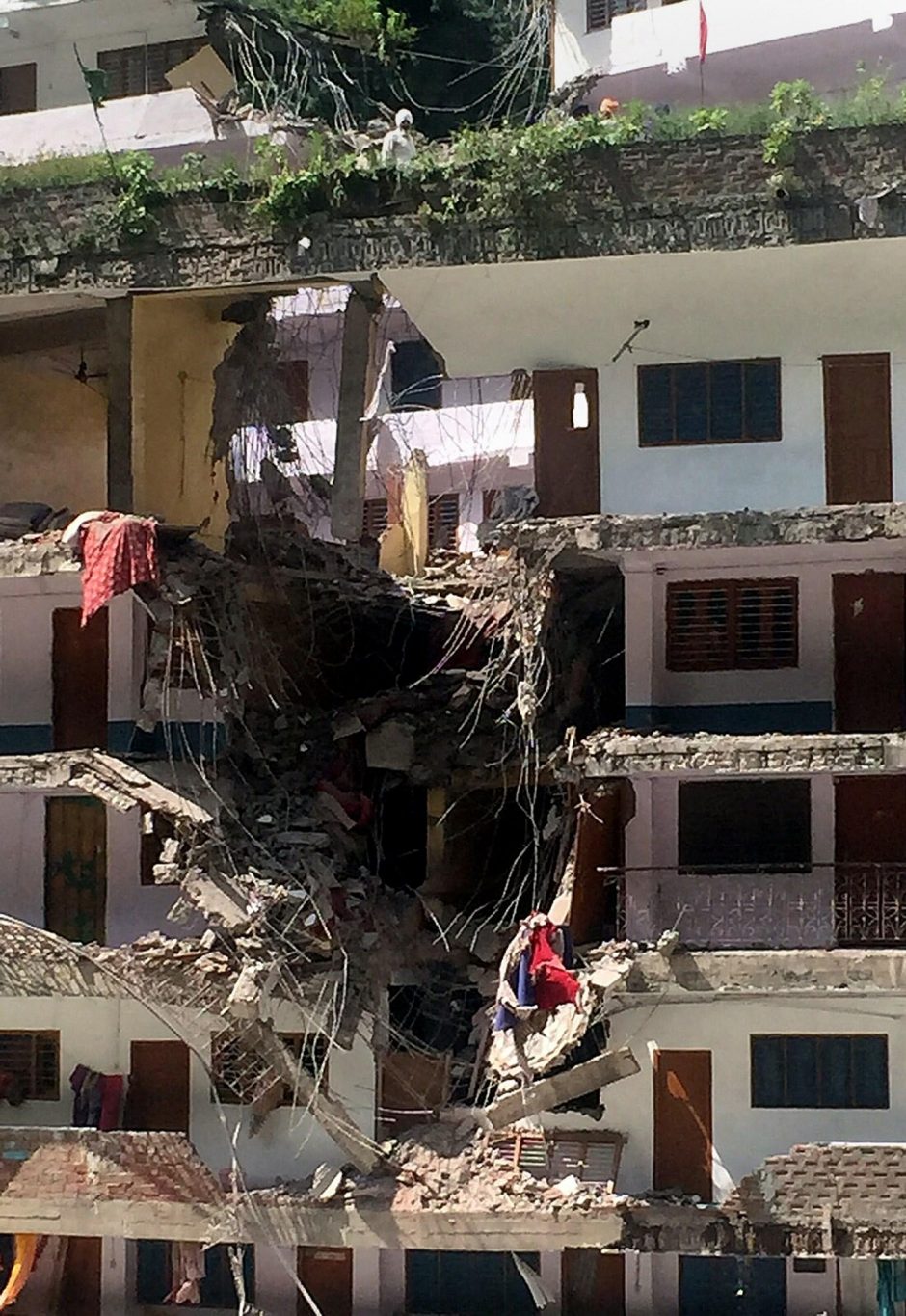 Indijoje žemės nuošliaužai užgriuvus sikhų šventyklą, žuvo septyni žmonės