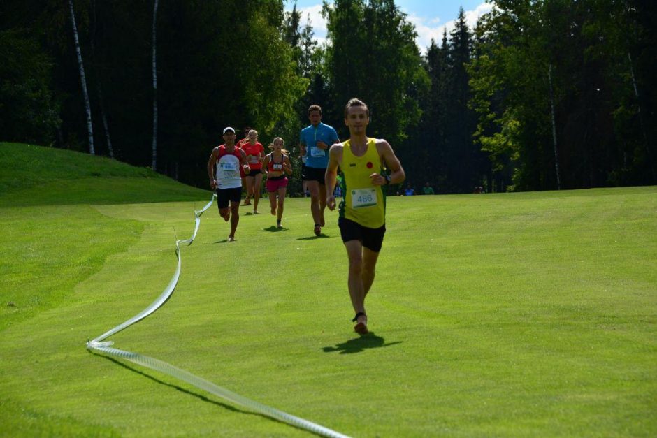 Unikaliame bėgime basomis žolės minkštumą išbandė 300 dalyvių