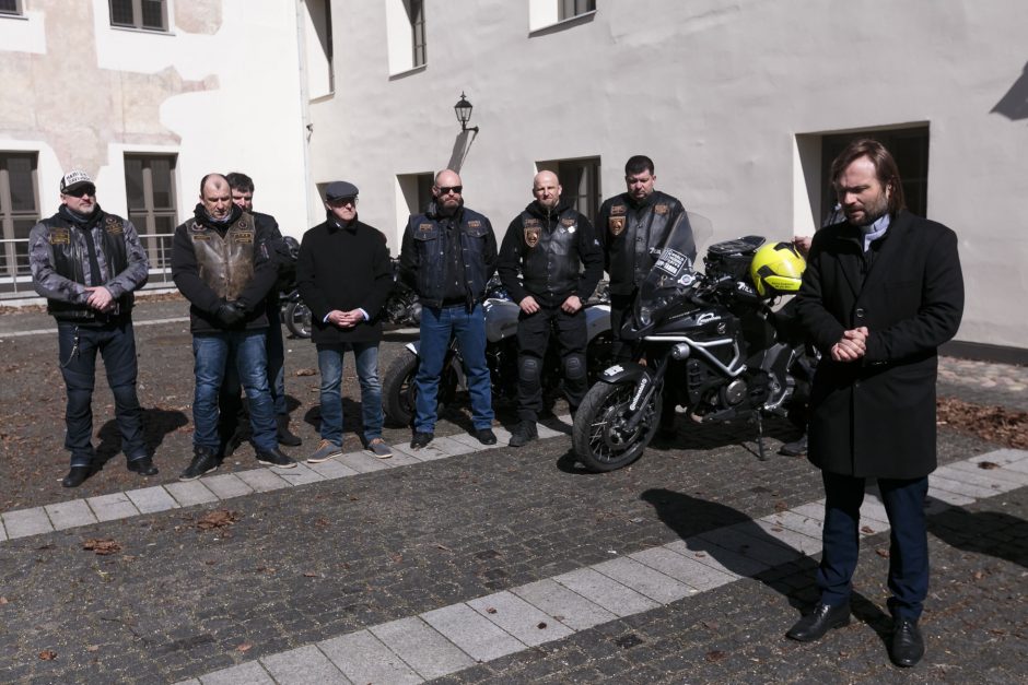 Į gatves išlydėti motociklais patruliuosiantys pareigūnai