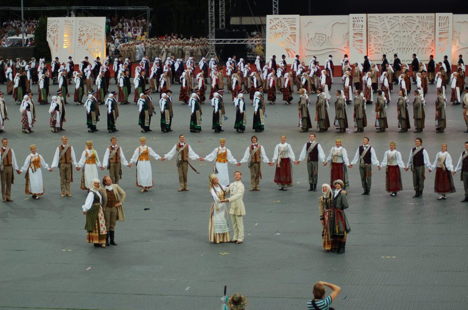 Tautinių šokių ansambliui „Rasa“ – pusšimtis metų