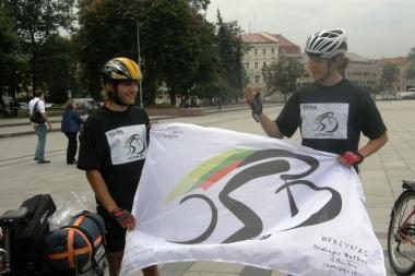 Iš Londono dviračiais į Vilnių parmynę studentai: sunkiausia važiuoti per Lenkiją
