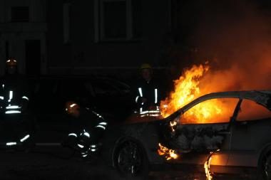 Naktį liepsnojęs automobilis galėjo būti padegtas