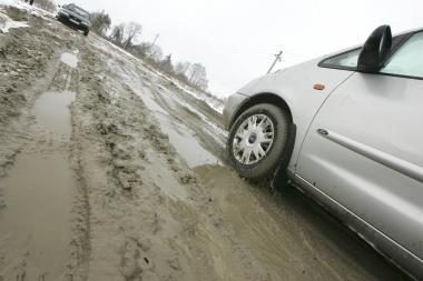 Vilkikų vairuotojai raginami nevažinėti žvyrkeliais