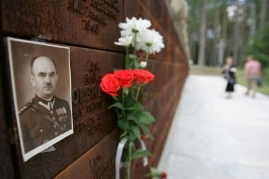 Rusija perdavė Lenkijai Katynės žudynių tyrimo protokolus