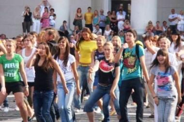 Masinė šokių akcija užtvindė Vilniaus rotušės aikštę