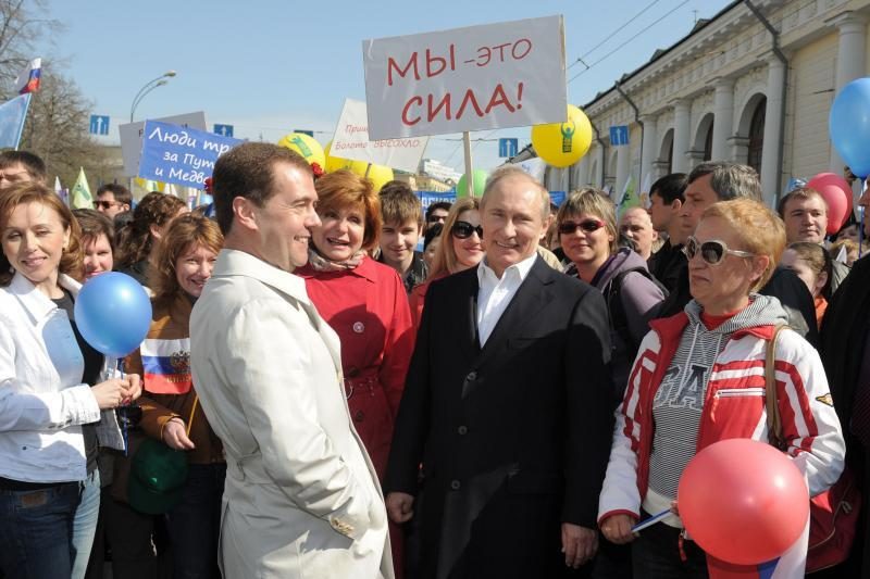 V.Putinas su D.Medvedevu dalyvavo sovietinio stiliaus demonstracijoje