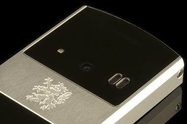 „Mobiado“ sukūrė solidų telefoną milijonieriams 