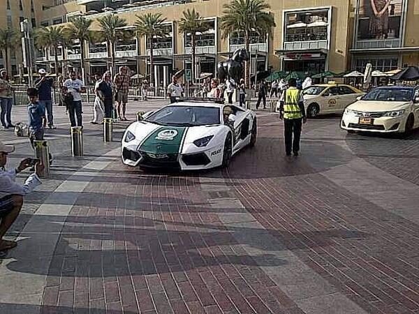 Po Dubajaus gatves važinėja „Lamborghini“ patrulis (foto)
