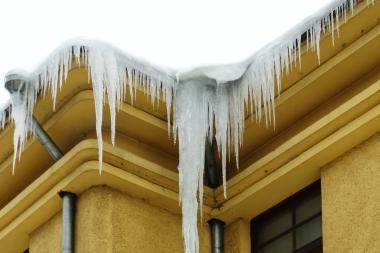 Atsargiai: nuo stogų krinta varvekliai ir sniegas 