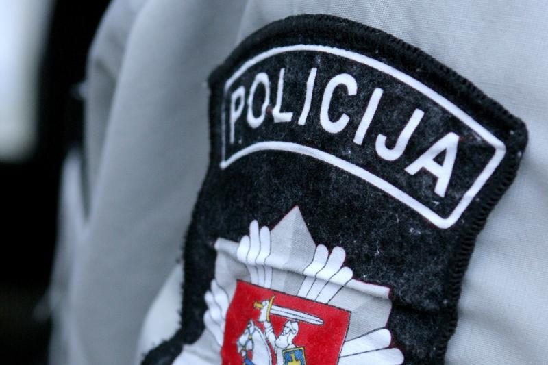 Vinis gatvėje barstęs vyras sulaužė policininko pirštą