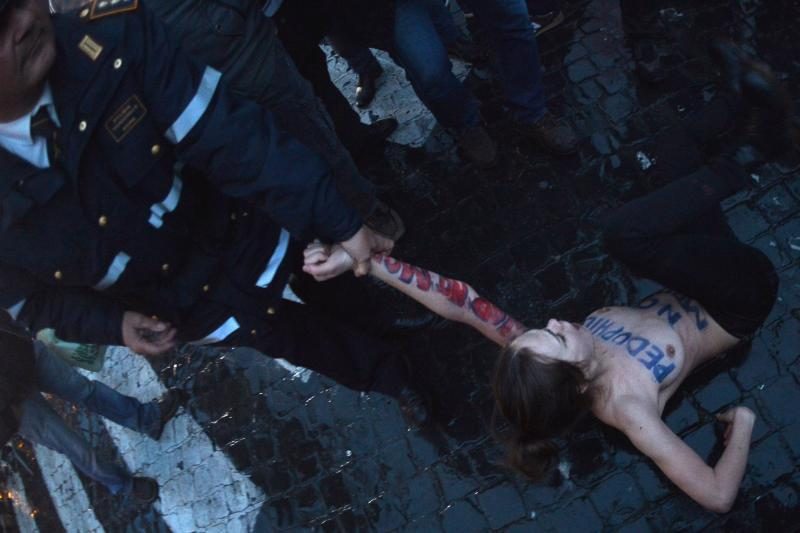 Moterys nuogomis krūtinėmis protestavo Šv. Petro aikštėje (foto)