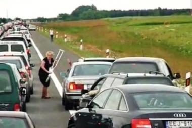 Spūstyje kelyje Klaipėda-Vilnius įstrigusi keleivė vairuotojus auklėjo ramentu (papildyta)