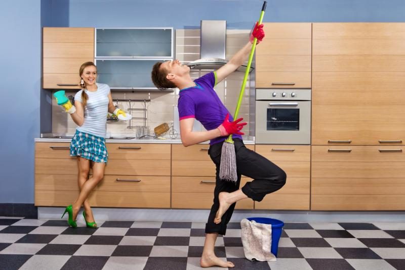 Tyrimas: vyrai jaučiasi laimingesni dalindamiesi namų ruošos darbus