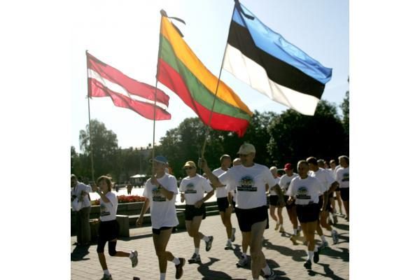 Baltijos kelio dvidešimtmetis: iš Vilniaus pajudėjo bėgikai ir dviratininkai
