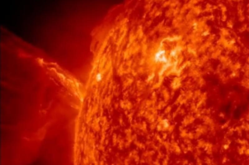 NASA Saulėje užfiksavo galingą vainikinės masės išsiveržimą