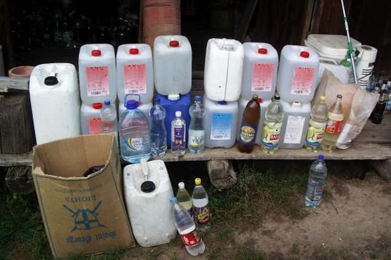 Ligoninės darbuotojo automobilyje pareigūnai aptiko 40 litrų naminės degtinės