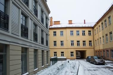 Po ketverių metų atstatytas namas Vilniuje
