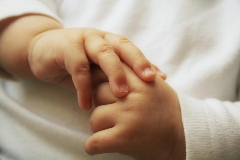 Prokurorai aiškinasi šešių kūdikių mirtis per gimdymus namuose