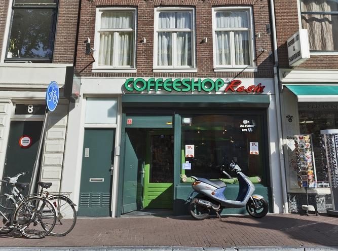 Amsterdamo kavinėse užsieniečiai toliau galės įsigyti kanapių