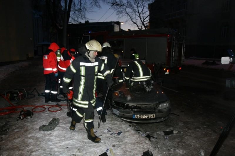 Sprukdami nuo policijos jaunuoliai Vilniaus centre atsitrenkė į medį 