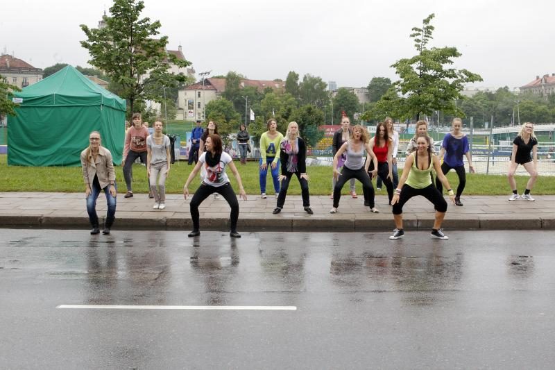 Sostinėje purškiantis lietus neišgąsdino šokėjų