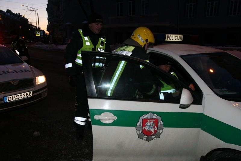 Sprukdami nuo policijos jaunuoliai Vilniaus centre atsitrenkė į medį 