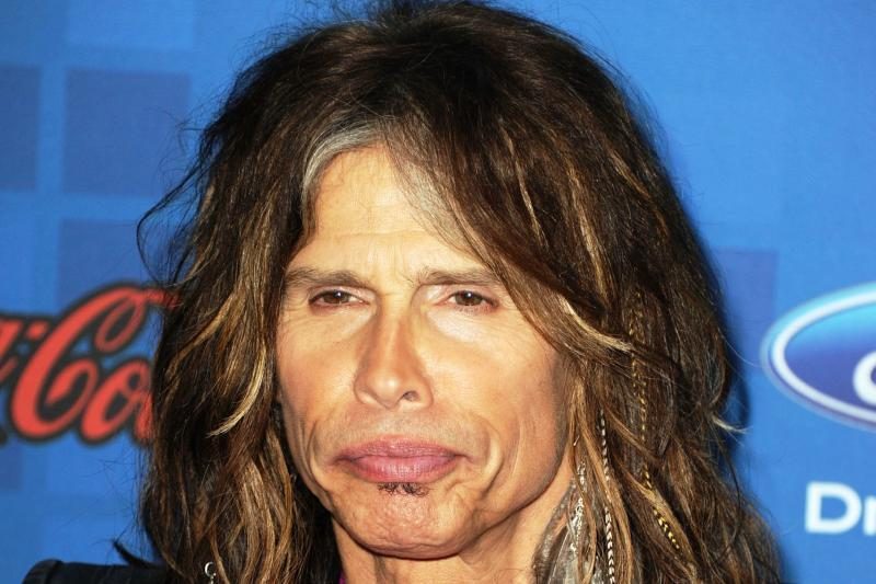 „Aerosmith“ narys S.Tyleris parkrito duše ir išsimušė dantis