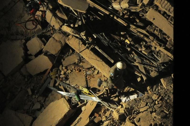 Pakistane sugriuvo gamykla, po griuvėsiais - 40 žmonių
