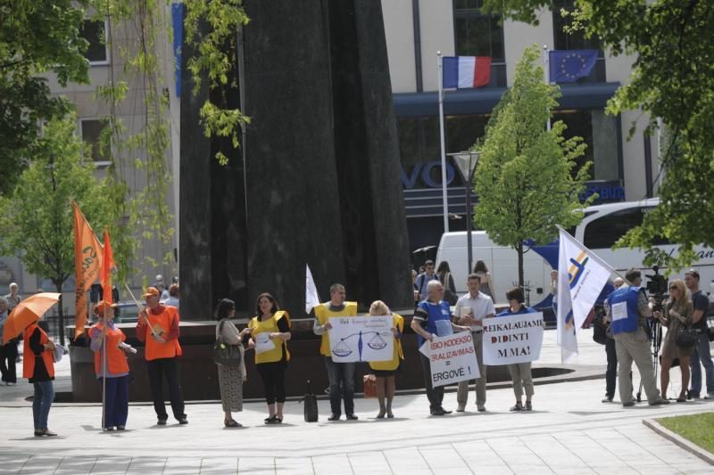 Profsąjungos surengė įspėjamąją akciją dėl darbo kodekso pataisų