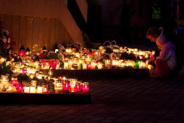 Vilnius gedi su visa Lenkija - ambasados prieigas šildo žvakės