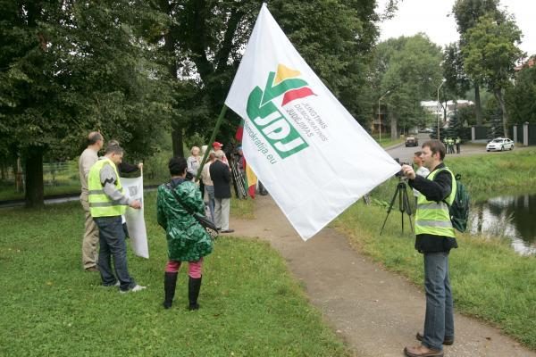 Prie Rusijos ambasados surengtas piketas dėl veiksmų prieš Lietuvos vežėjus ir pienininkus (papildyta)
