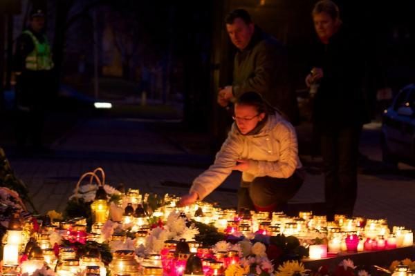 Vilnius gedi su visa Lenkija - ambasados prieigas šildo žvakės