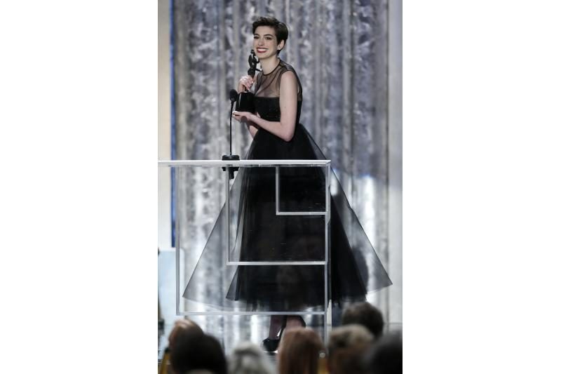 Išganingasis tiulis mažą juodą A.Hathaway suknelę pavertė pažiba