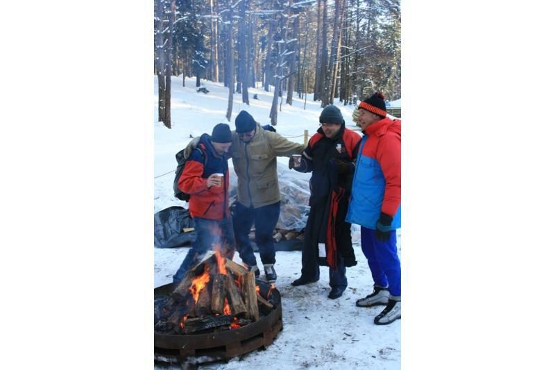 Dešimt kilometrų slidėmis mišku – su šypsenomis ir cinamono arbata